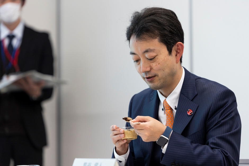 第5回房総ジビエコンテストの様子_知事試食