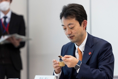 第5回房総ジビエコンテストの様子_知事試食