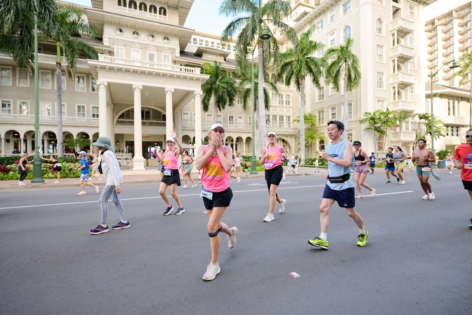 カラカウア通りを走るランナー