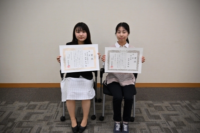 大賞を受賞した深田さん(左)と木全さん