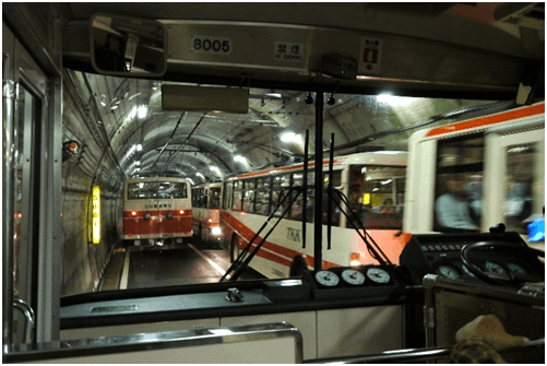 トンネル内の立山の主峰雄山(3,003m)の直下で、トロリーバスの行き違い