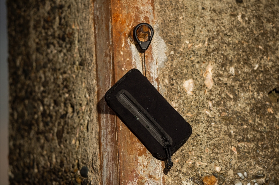 カラビナストラップとカラビナが付属