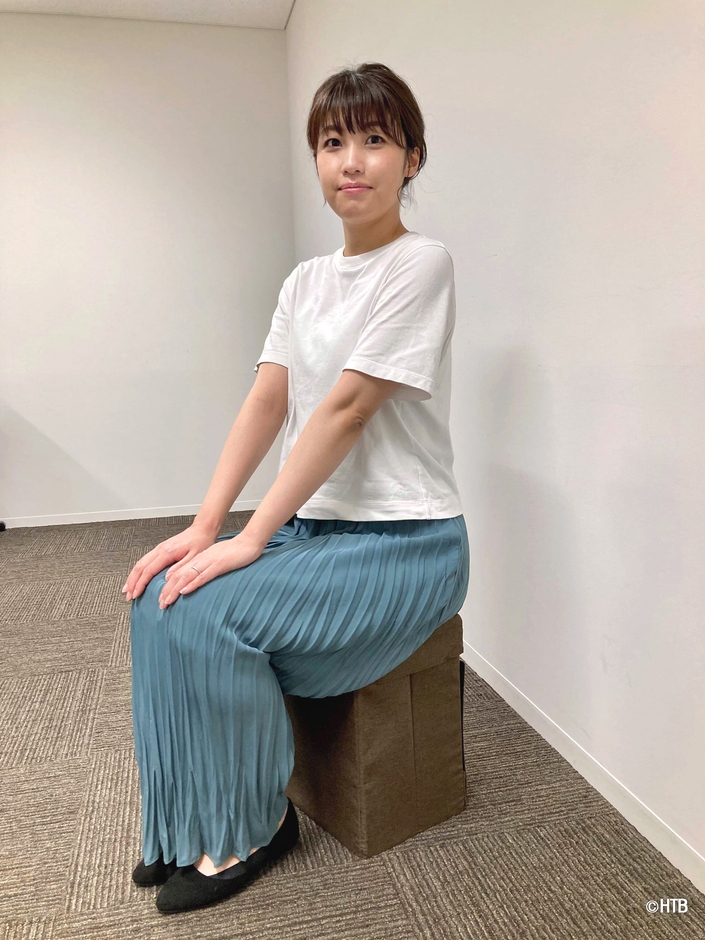 HTB防災ウイーク　防災リュックになる玄関チェアに座る室岡里美アナ(C)HTB