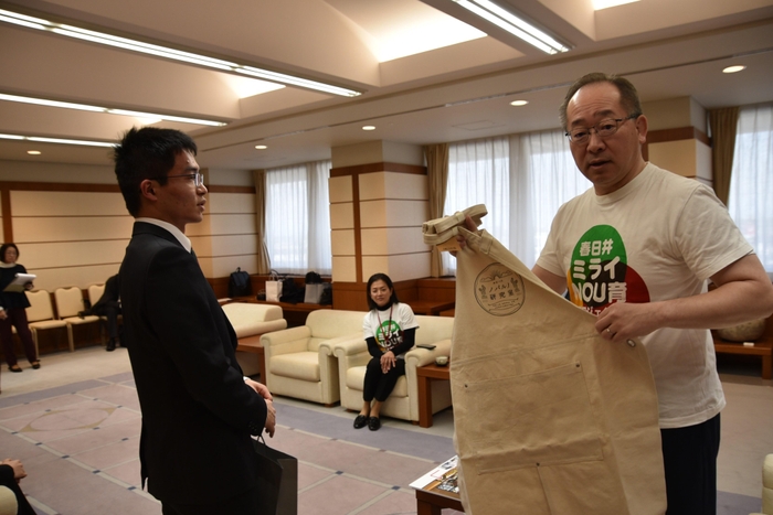 大久保さん（左）からノパルノ研究室のエプロンを手渡された石黒市長 