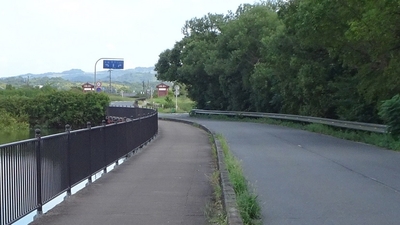 第一次大極殿地区にさしかかると道路は北にずれる 西から東を望む