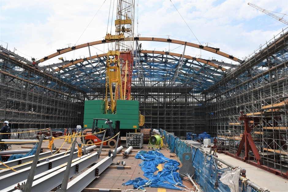 大屋根を支える梁は計14本（アーチ状12本）設置