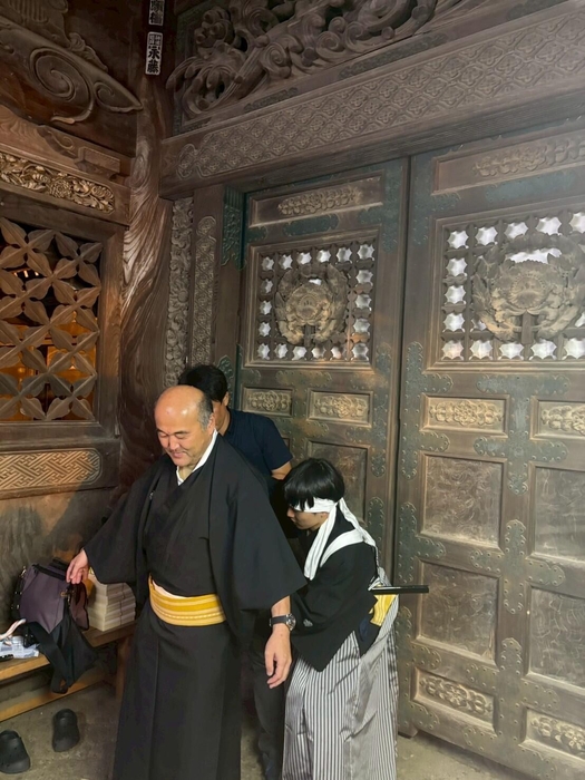 高額の寄付者には着付けも