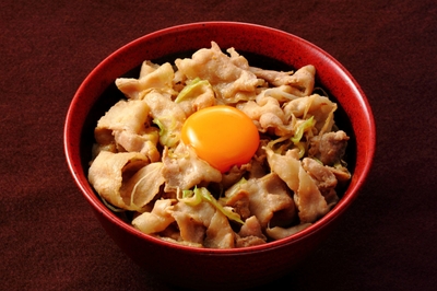 ＜ニンニク醤油が食欲をそそる！＞すたみな丼　並 700円(税込)