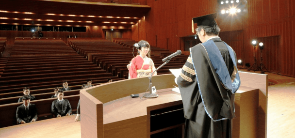 昨年度の様子(卒業生総代がウェアラブルカメラを装着し、自分が受け取っているように感じられる映像を配信)