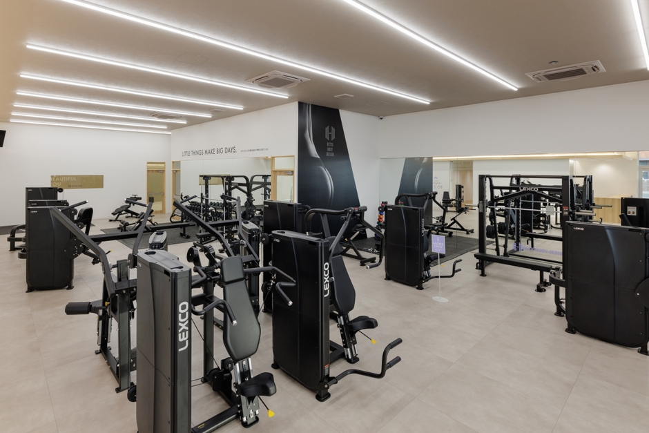 開放的な空間に最新機器を揃えたトレーニングエリア