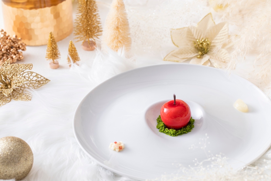 ファーストディッシュ / 林檎:口どけのよいフォアグラムースの塩味とフランボワーズナパージュの甘味と林檎の酸味の程よいバランスが拘りの一皿。ムースにスペキュロスというミックススパイスを入れ、香りのアクセントに。