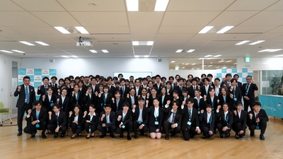 (ハウスコム本社で行われた入社式の様子)