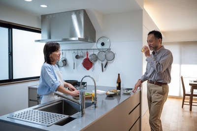5分アペロ:キッチンで飲み、食べはじめるのが定番スタイルになりつつある。テーブルよりも話がはずむ。