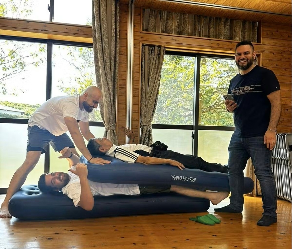 2024年夏、長崎で開催した当団体主催の「平和の架け橋」プロジェクトにて。立場や国境を越えて、同じ人間として、ひとつの友情で結ばれています