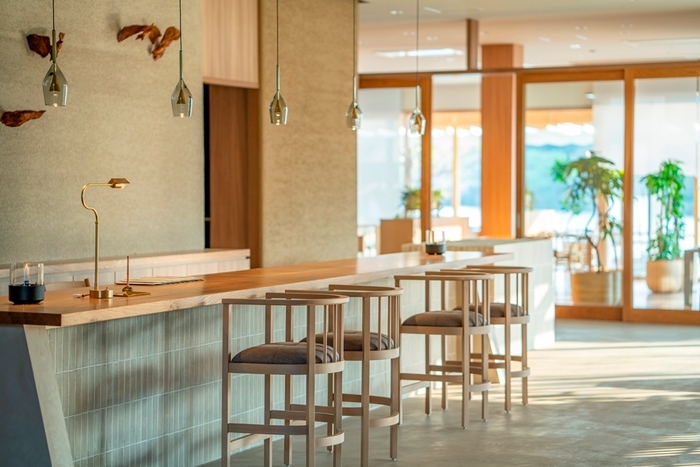 離湖まで見通せる開放的なロビーウランジ