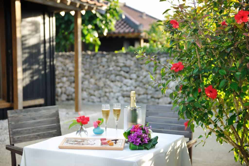 【星のや竹富島】沖縄の原風景や満天の星のもとで特別な日を演出するプラン「あかばなぁアニバーサリー」を通年で提供|期間:2022年2月1日~通年