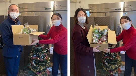 「認定NPO法人フリースペースたまりば」事務局次長/理事 鈴木 晶子氏(向かって右)と当社社員。達成歩数の多かった部門を代表して社員2名がプレゼンターを務めました。