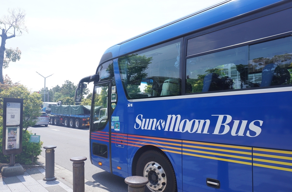 新浦安駅南口(ハイアットリージェンシー東京ベイ シャトルバス乗り場)に停まる高速乗合バス「Sun and Moon(サン・アンド・ムーン号)」
