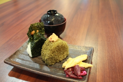 おにぎりと味噌汁•お新香
