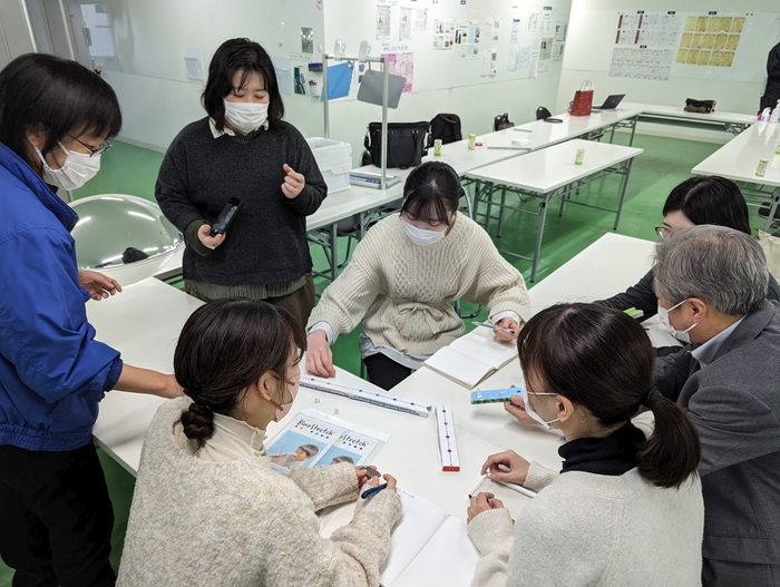 学生とコミー(株)の開発風景01