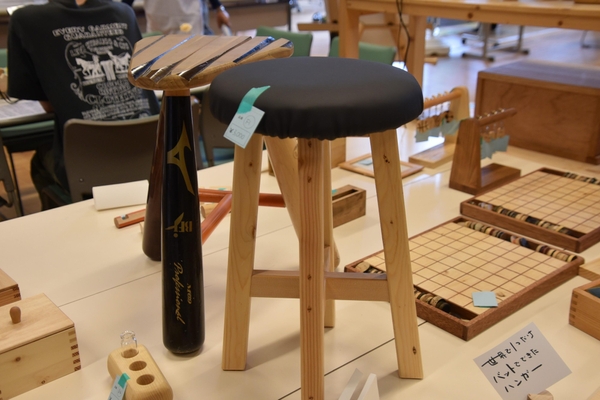 新製品のスツールとリバーシのゲーム盤