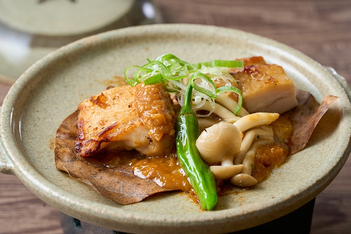 【下呂新館】 鶏ときのこの朴葉味噌焼き