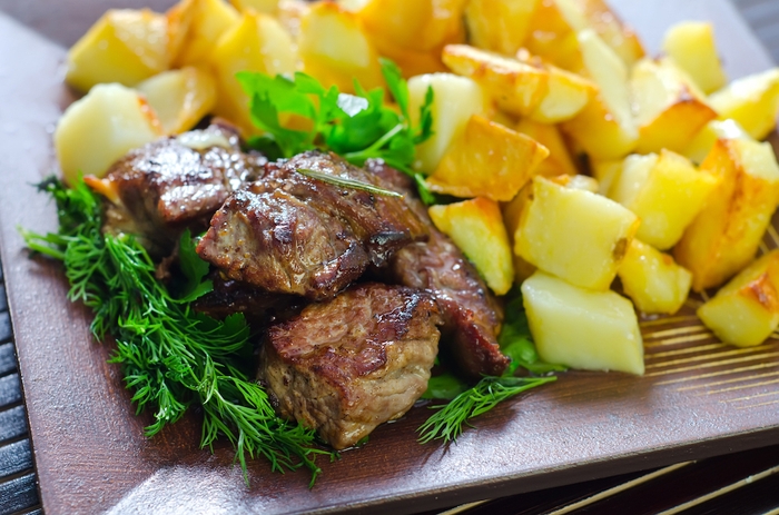 肉神:サイコロ牛ステーキ