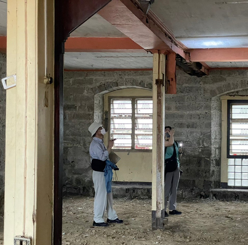 修理中の歴史的住宅「バハイ・ナ・バト」を調べる江面センター長（左）と八百板准教授