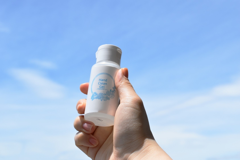 ミニサイズ(内容量:55ml/販売価格:¥550)は、持ち運びに便利な手のひらサイズ。