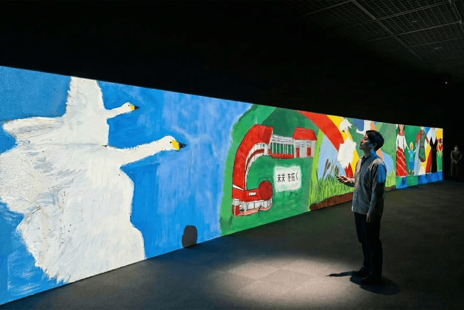 「拓く」：大川小学校の壁画を実寸高で投影し、来場者の参加で壁画を修復する体験型展示