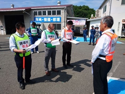 班長から隊長へ状況報告