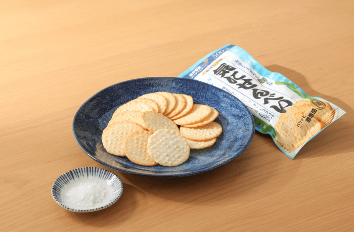 「オランダせんべい 気にせんべい」の第一弾「満足しお味」