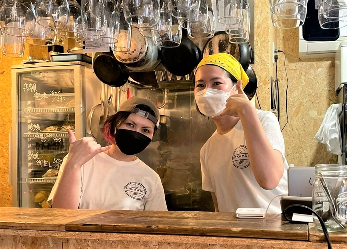 店主の小松さん(左)と多賀さん(右)