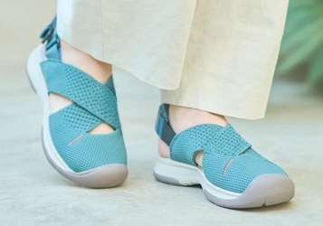 アキレス独自のユニバーサルデザイン基準から生まれた　 『■●▲Designs(R)』フォートゥースリーデザインズ という名の“フダン靴” “長い夏を快適に過ごせるよう設計されたサンダル” 26年春夏モデル2タイプ登場