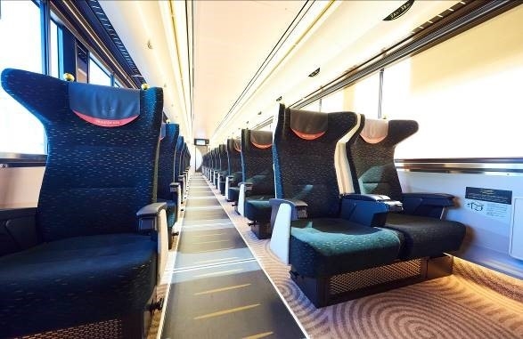 8000系プレミアムカー(内観)