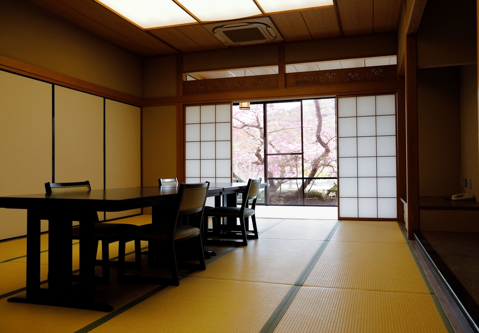 茶莵里の個室からの桜