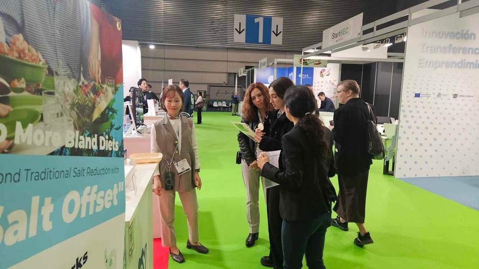 ブースにて技術および商品紹介を行う様子