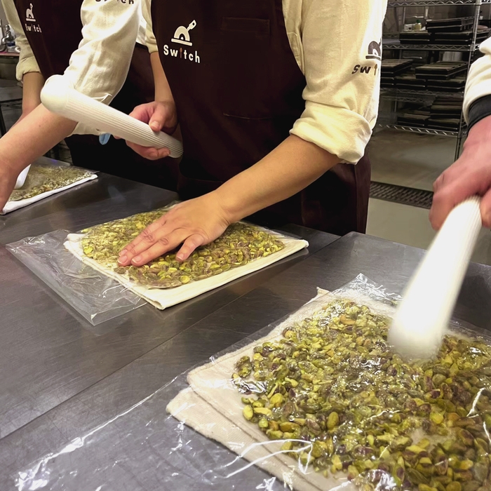 手作業でピスタチオ粉砕中