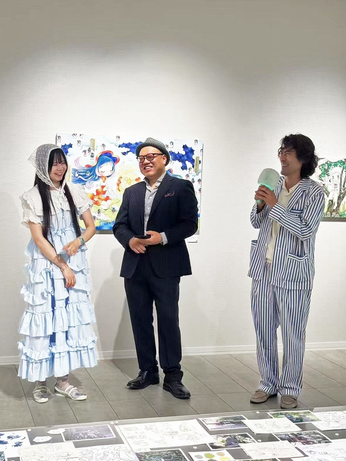 金田涼子(左)とエイチアールディーアート ホールディングス代表・李超(真ん中)、エイチアールディーアート代表取締役・恒川琢朗(右)