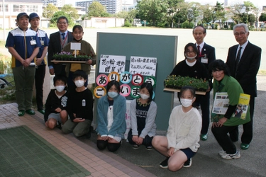 おかげさまで、小学校に花の苗を届け続けて３０年 延べ１６，２３４校の小学校へ４２０万株の花の苗を贈呈
