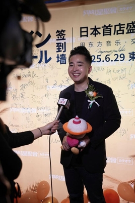 スターカラオケ渋谷店のテープカットに参加した主なメンバー:スターカラオケ創業者・翁培民氏、印力集団董事長・丁力業氏、全聯不動産聯合会会長・王永平氏、贏商股イ分総裁・周艶斌氏、龍柏基金董事長・蒋躍敏氏、本誌編集長・蒋豊、日本中華總商会常務理事/ACEHIGH創業者兼CEO・佐々木健一氏