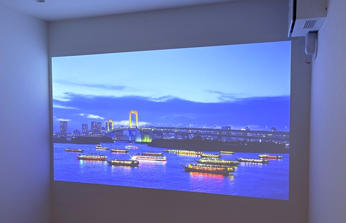 「Aladdin X」で壁面に映像を投影した様子