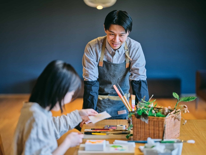 鈴木氏とのアート制作の様子