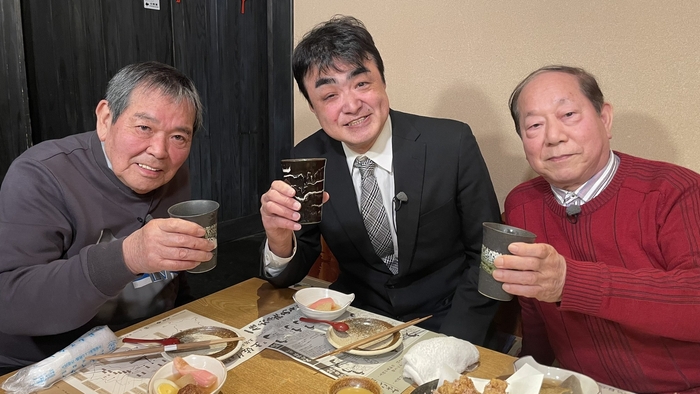 杯を交わす鈴木ヤスシさん・西条昇さん・石井愃一さん