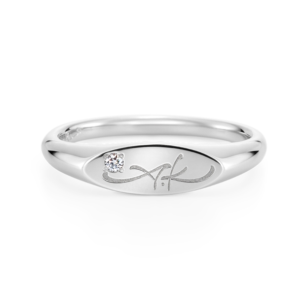 イニシャル＆ダイヤモンド（誕生石）を添えて、節目の記念に。（商品価格＋税込23,650）