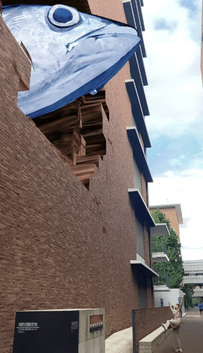 (1)巨大マグロ 近大の代名詞ともいえる巨大な近大マグロが、校舎の壁を突き破って飛び出すエフェクト。