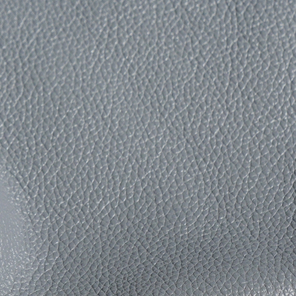 〈ドーンブルー〉 グレーにブルーを足したような、モダンなカラー。白みを帯びたニュアンスカラーは「CMH」だからこそ実現した絶妙なカラーです。