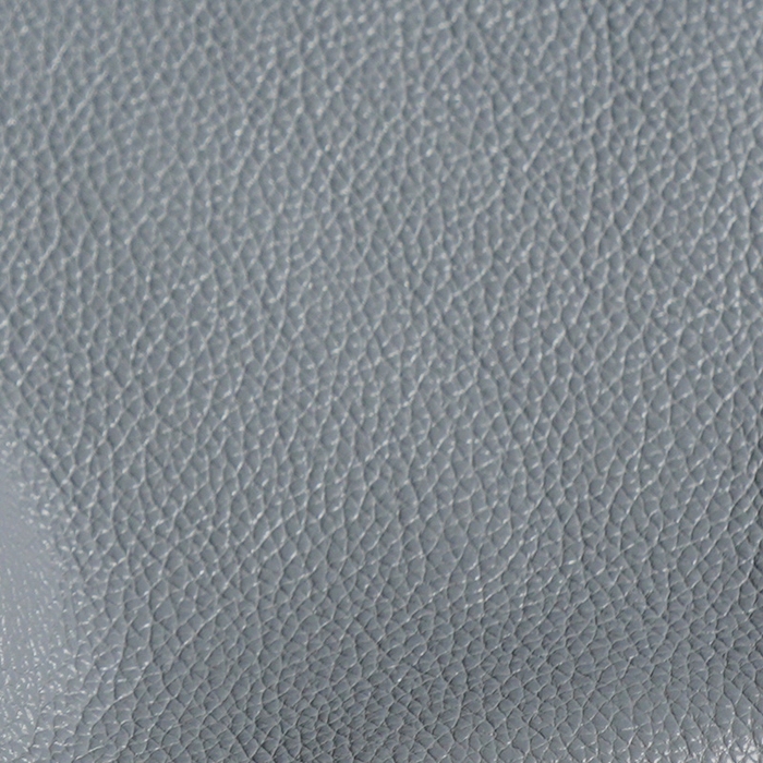 〈ドーンブルー〉 グレーにブルーを足したような、モダンなカラー。白みを帯びたニュアンスカラーは「CMH」だからこそ実現した絶妙なカラーです。