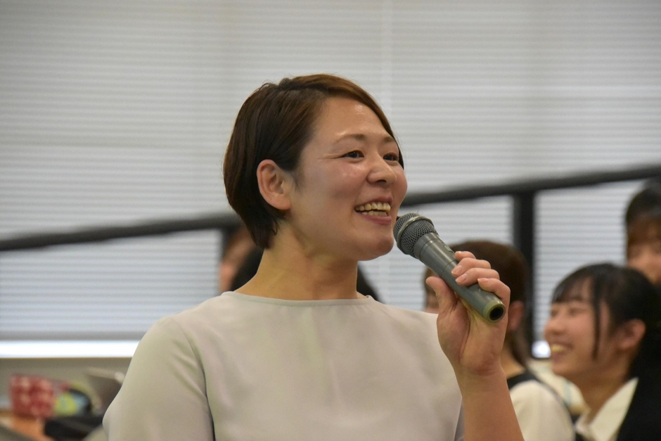 講義に臨む谷本特任教授