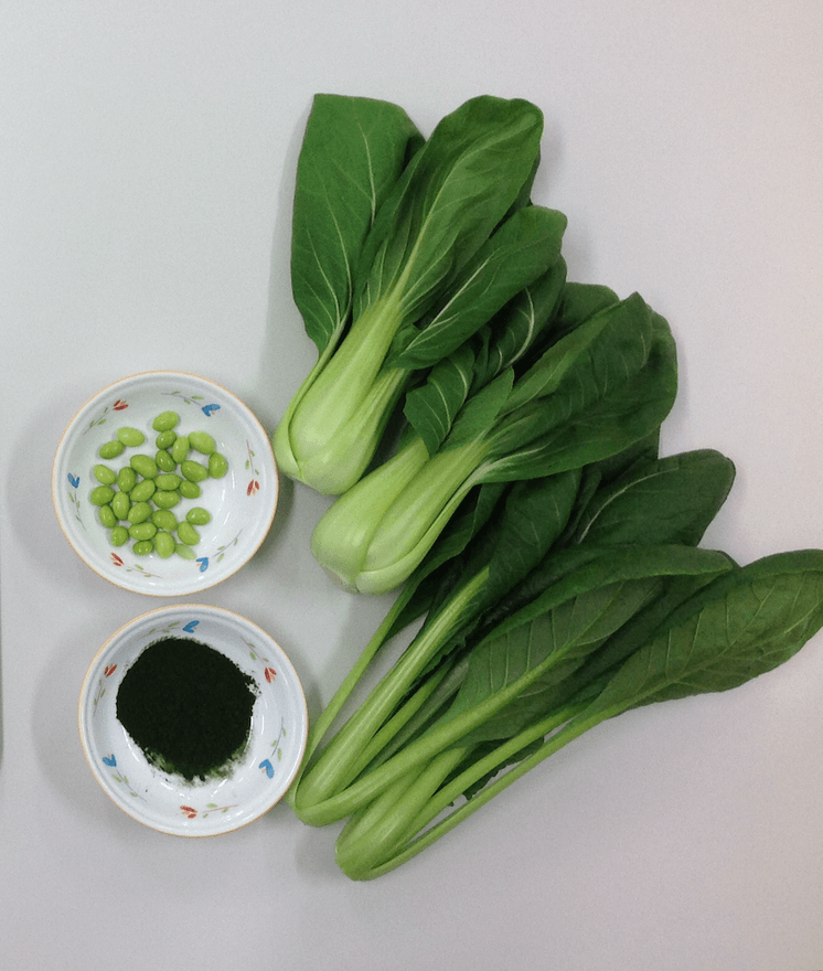 給食に混ぜ込まれている緑の食材たち